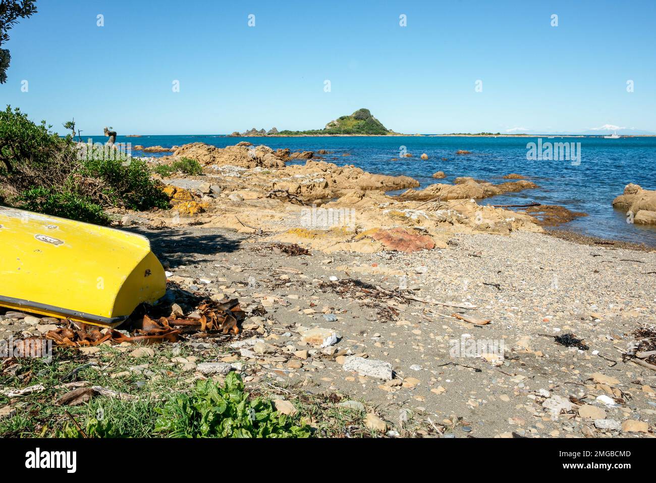 Gelbes Schlauchboot am Ufer der Island Bay in Wellington, Neuseeland Stockfoto