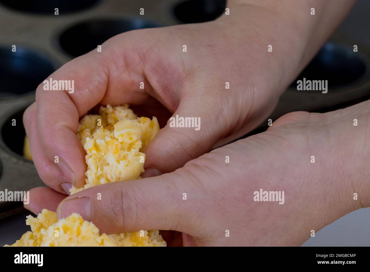 Zubereitung das Backen von brasilianischen Käsebrötchen Chipa, traditionell als Snack verwendet, wird hausgemacht Stockfoto