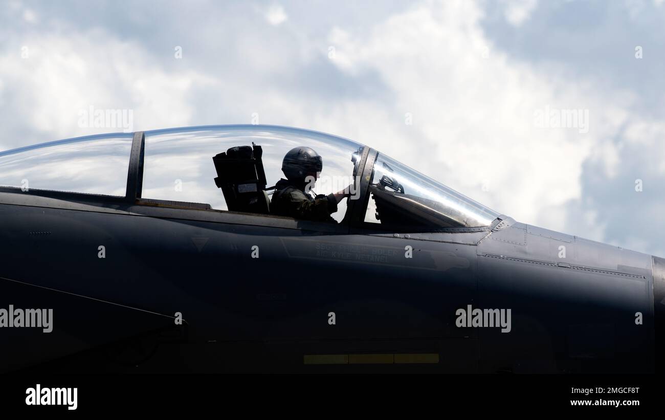 Ein F-15C Eagle-Pilot, der der 44. Kampfgeschwader nach einem Training zur Unterstützung von Überlastungsoperationen am Kadena-Luftwaffenstützpunkt, Japan, am 23. August 2022 zum Vorfeld zugewiesen wurde. Während des Anstiegs flog der 44. FS bis zu 40 Stationen pro Tag, um die Luft-zu-Luft-Taktik und fortgeschrittene Kampfmanöver zu verbessern und die Bereitschaft zu stärken, die erforderlich ist, um einen freien und offenen Indo-Pazifik zu gewährleisten. Stockfoto