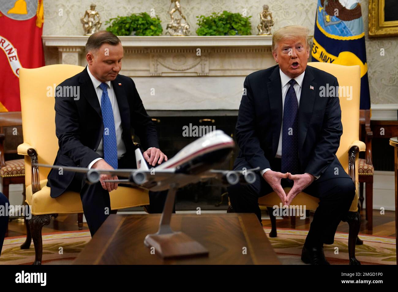 President Donald Trump meets with Polish President Andrzej Duda in the Oval Office of the White House, Wednesday, June 24, 2020, in Washington. (AP Photo/Evan Vucci) Stockfoto