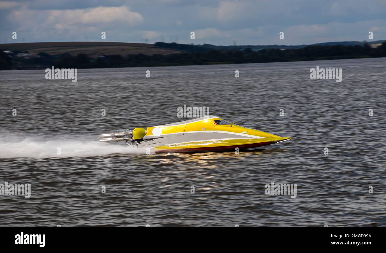 Sport. Motorbootrennen. Geschwindigkeit, Wassersport. Wettkampf auf dem Wasser an einem sonnigen Tag. Stockfoto