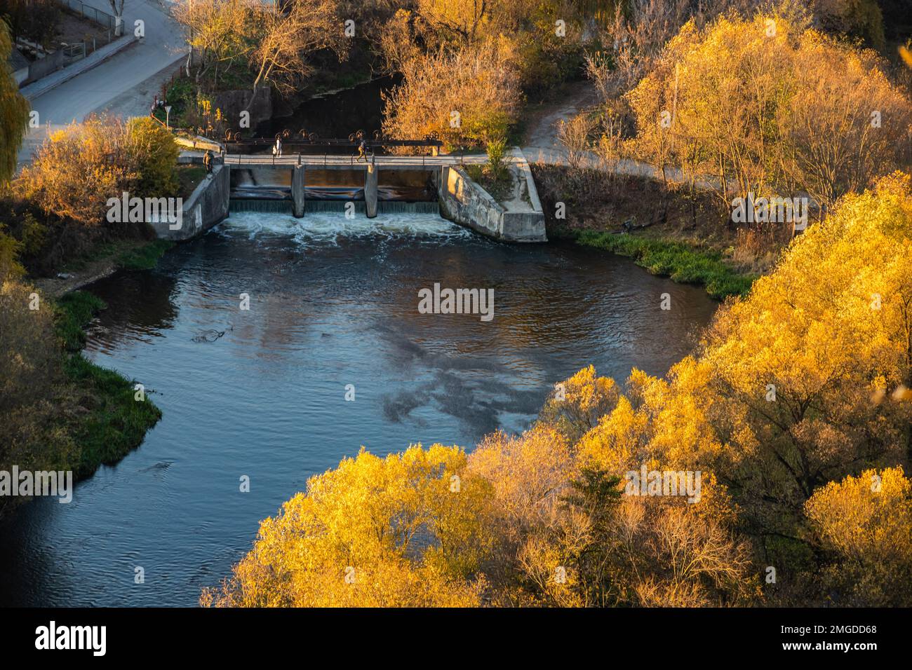 Schleusen auf einem alten, kleinen Damm. Herbstlandschaft, Fluss. Stockfoto