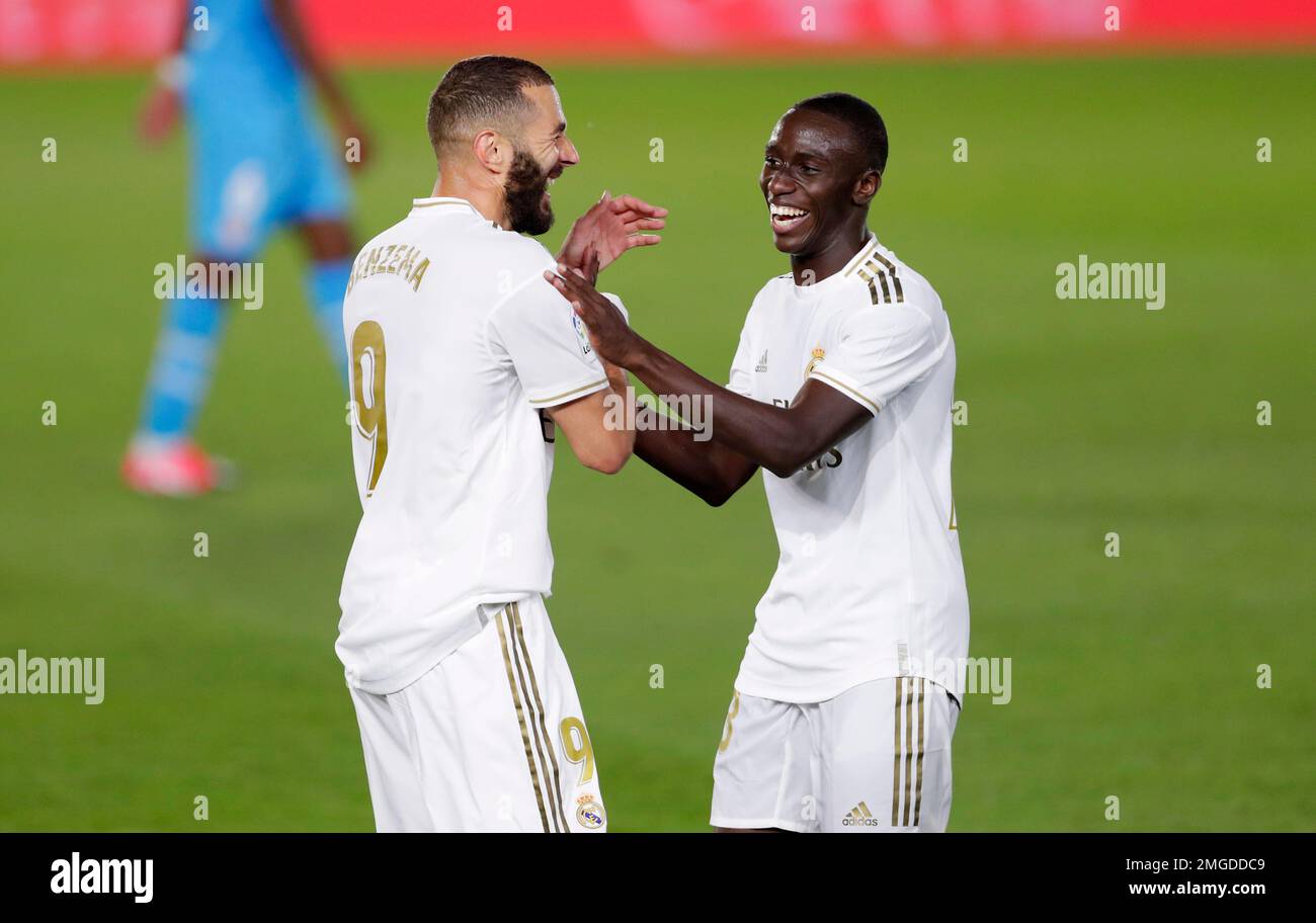 Real Madrid's Karim Benzema, left, smiles with his teammate Ferland Mendy after scoring his side's third goal during the Spanish La Liga soccer match between Real Madrid and Valencia at Alfredo di Stefano stadium in Madrid, Spain, Thursday, June 18, 2020. (AP Photo/Manu Fernandez) Stockfoto