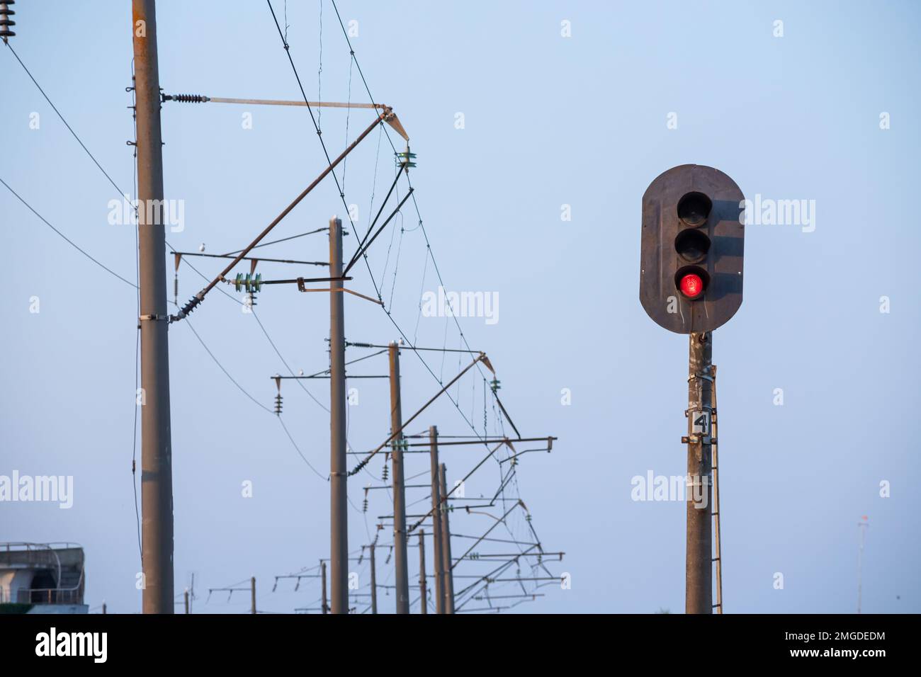 Verbote im Nebel - rotes Semaphorsignal an einem Bahnübergang. Stockfoto