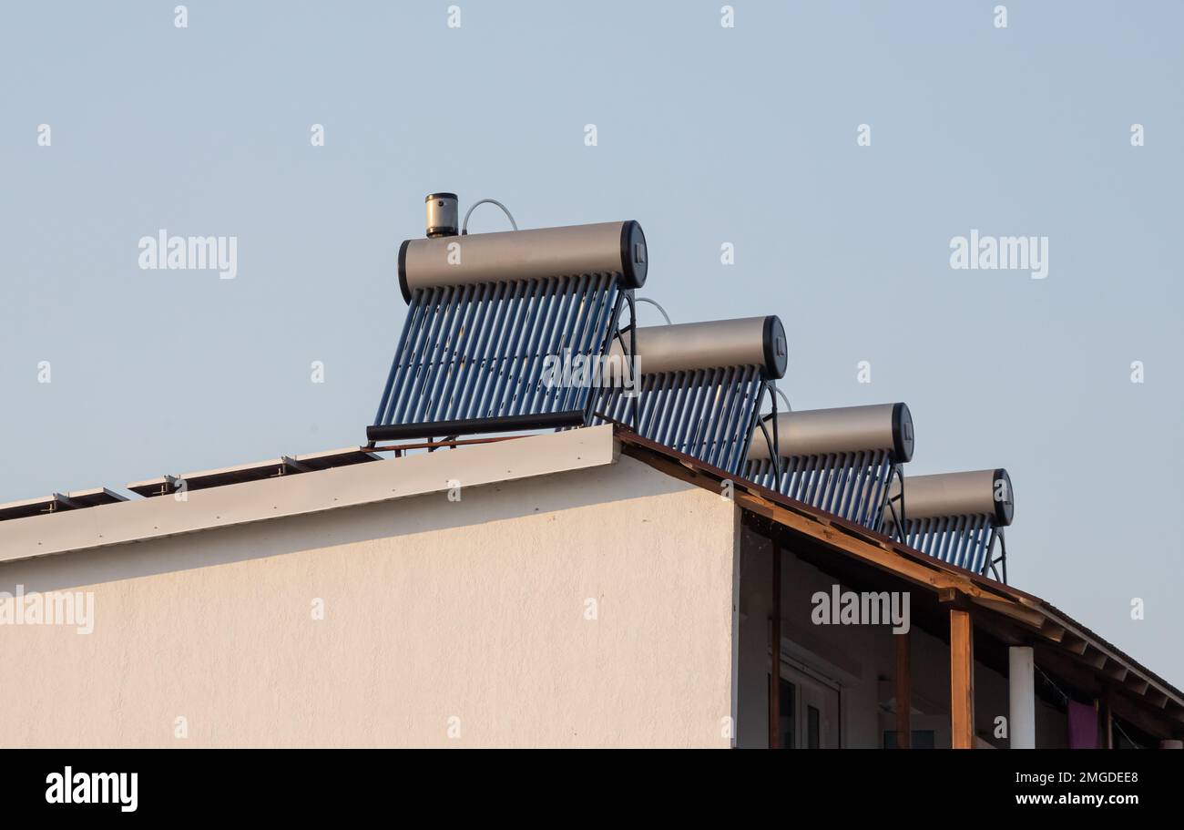 Solaranlage auf dem Dach, schönen blauen Himmel Hintergrund. Stockfoto