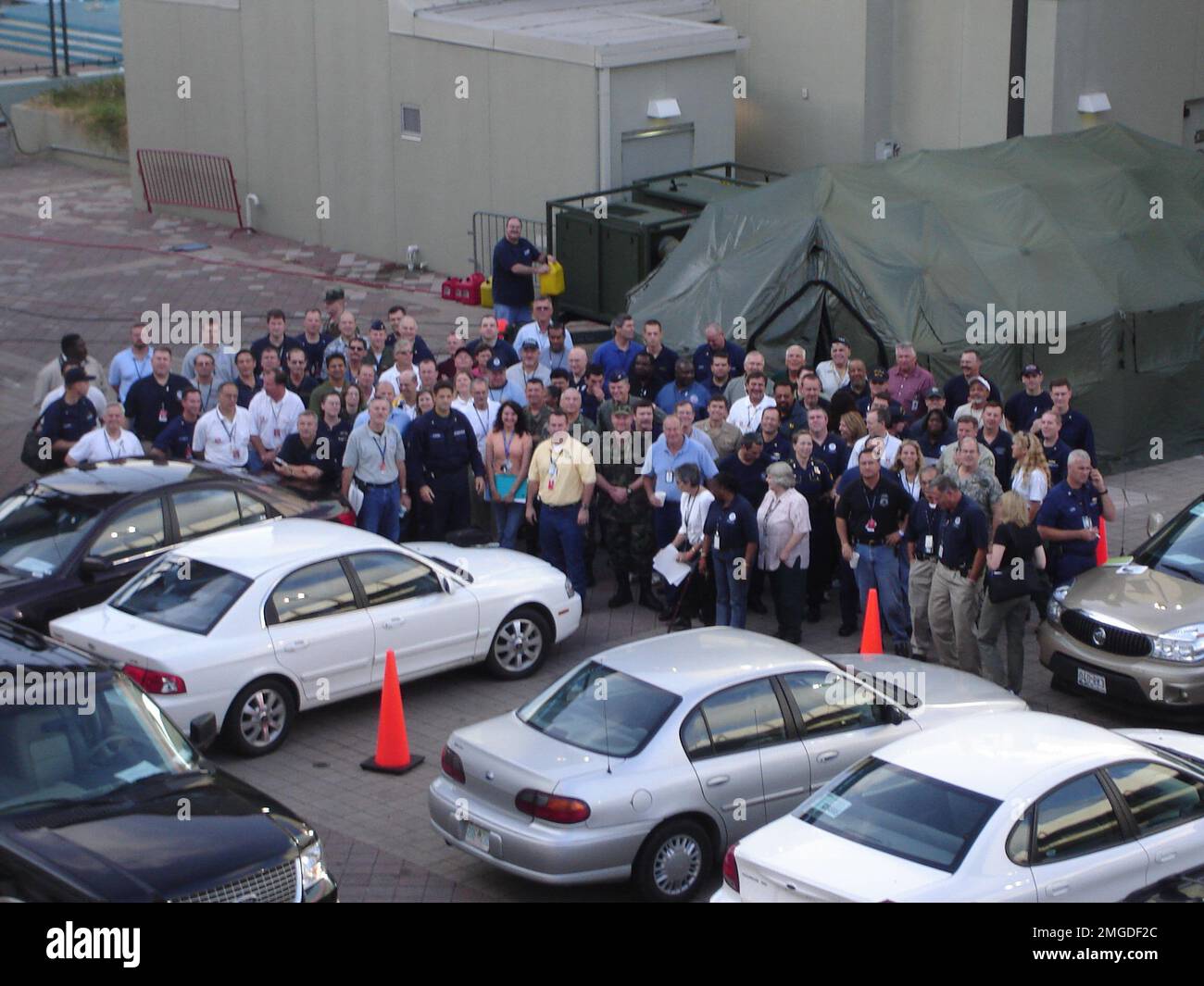 Küstenwache - Gruppenfoto - 26-HK-86-3. Großes Gruppenfoto des Personals auf dem Parkplatz in der Nähe von Zelt und building3. Hurrikan Katrina Stockfoto