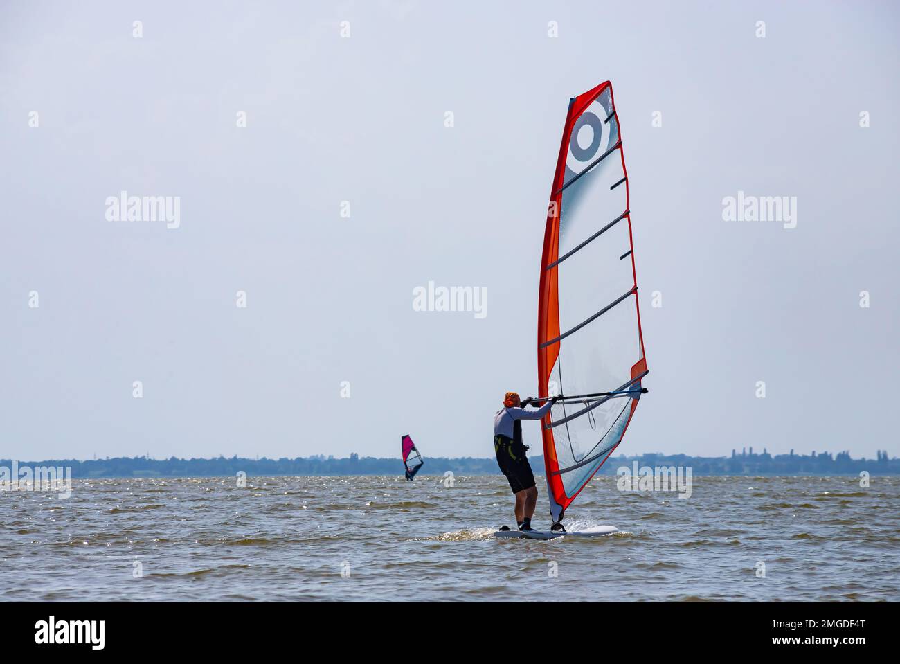 Windsurfen. Unterhaltung auf dem Meer, Extremsport, Lifestyle während der Sommerferien. Stockfoto