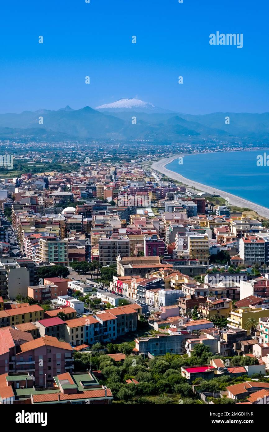 Luftaufnahme der Stadt Milazzo am Meer und des Vulkans Ätna, Mongibello, in der Ferne. Stockfoto