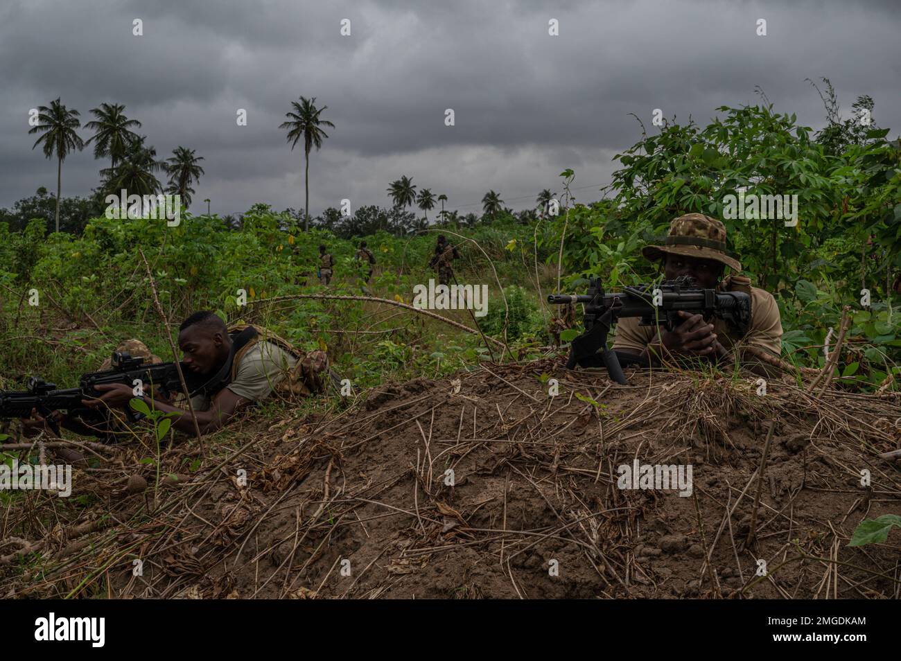 Die Spezialeinsatzkräfte der USA und Côte d'Ivoiriens führen am 23. August 2022 in Adiake, Cote d’Ivoire, eine gemeinsame Austauschschulung (Joint Combined Exchange Training, JCET) durch. JCETs verbessern die Beziehungen der USA zu Partnerländern durch den Aufbau und die Aufrechterhaltung kritischer Verbindungen zwischen Militär und Militär sowie durch die Verbesserung der gemeinsamen Bereitschaft und Interoperabilität der Verbündeten. Stockfoto