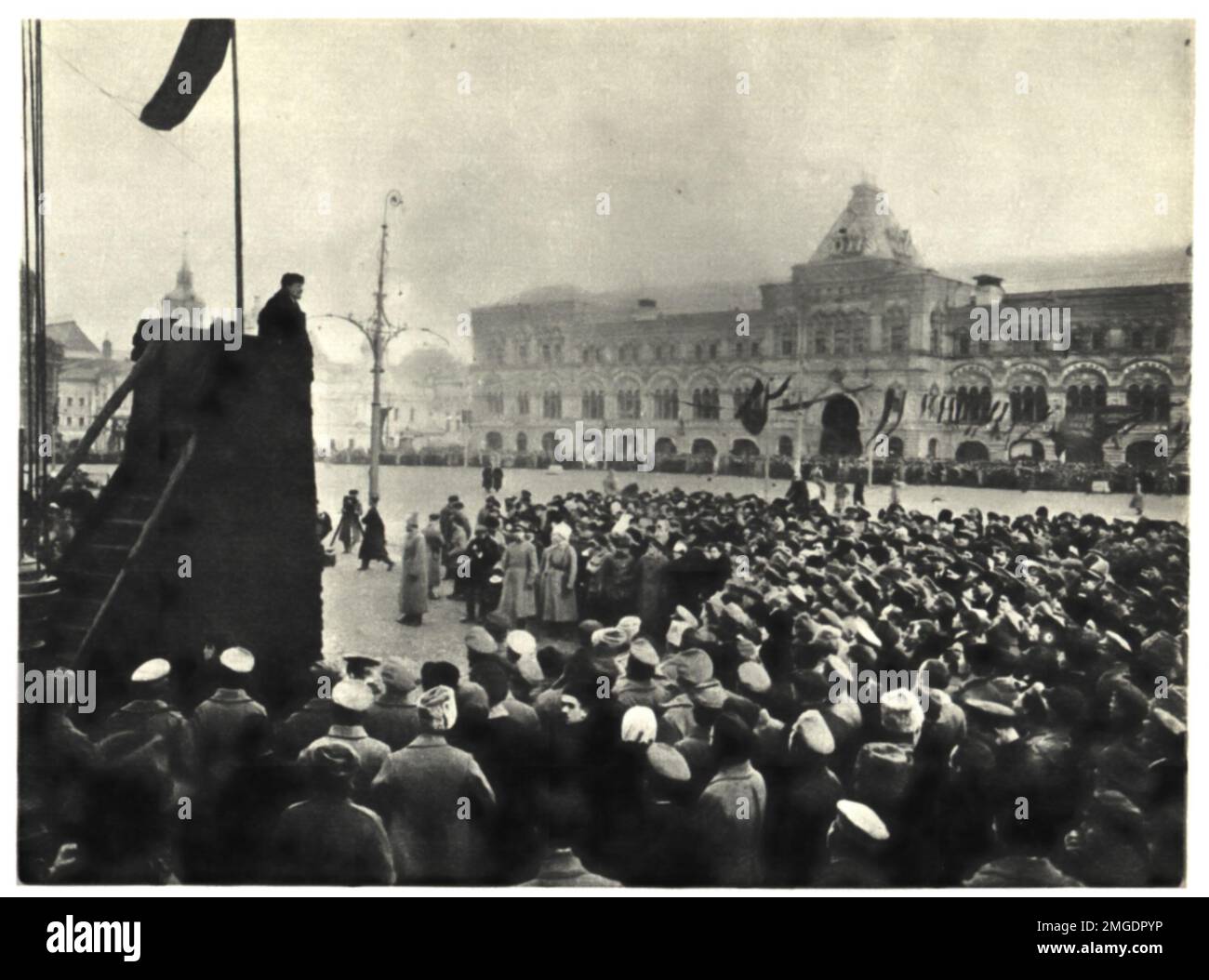 Wladimir Ilich Lenin, erster Führer der UdSSR, spricht 1918 auf dem Roten Platz in Moskau Stockfoto