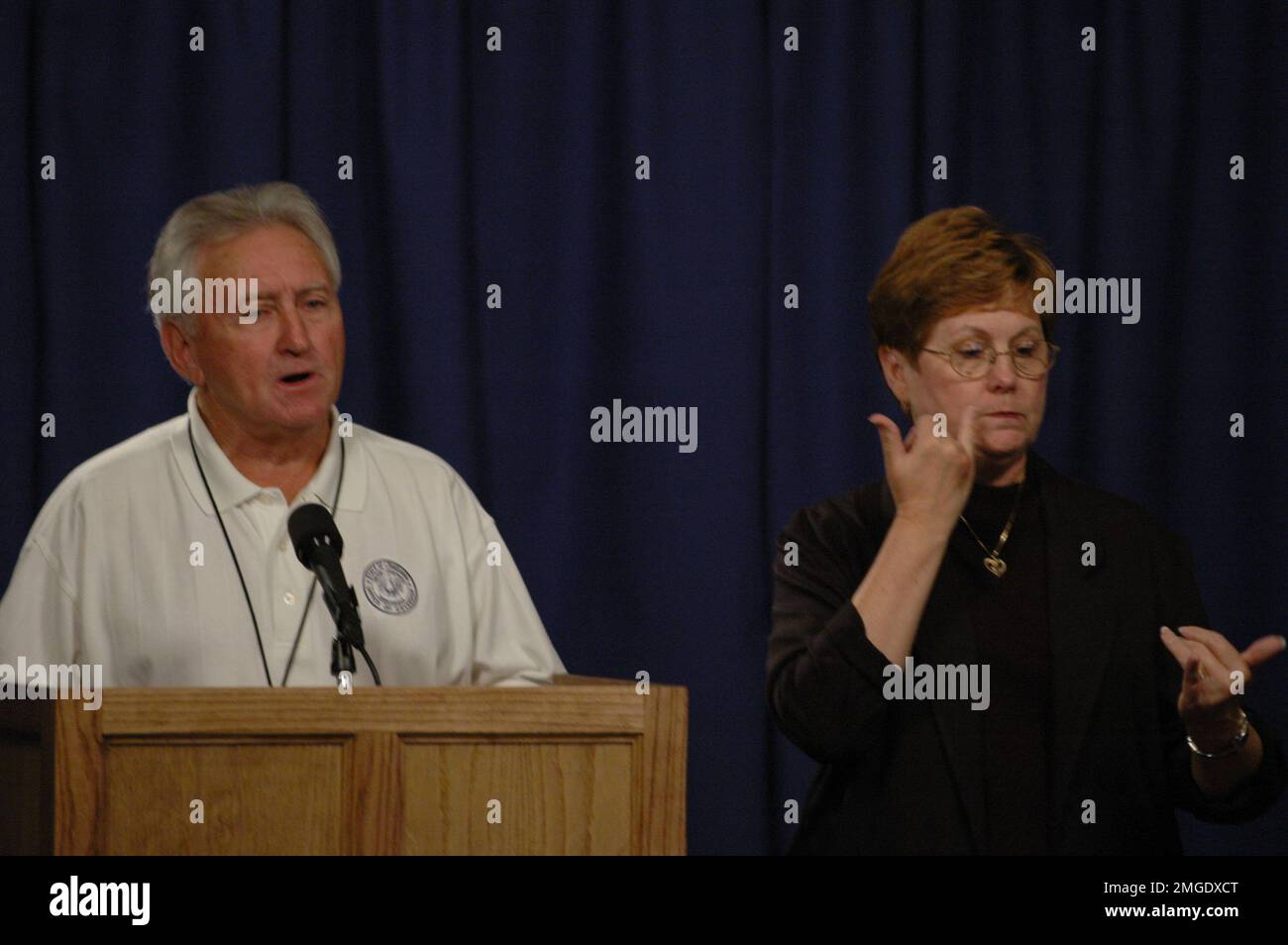 Küstenwache - Pressekonferenz - 26-HK-83-35. 930 Pressekonferenz--STAATSBEAMTER IN LA um podium4 Uhr. Hurrikan Katrina Stockfoto