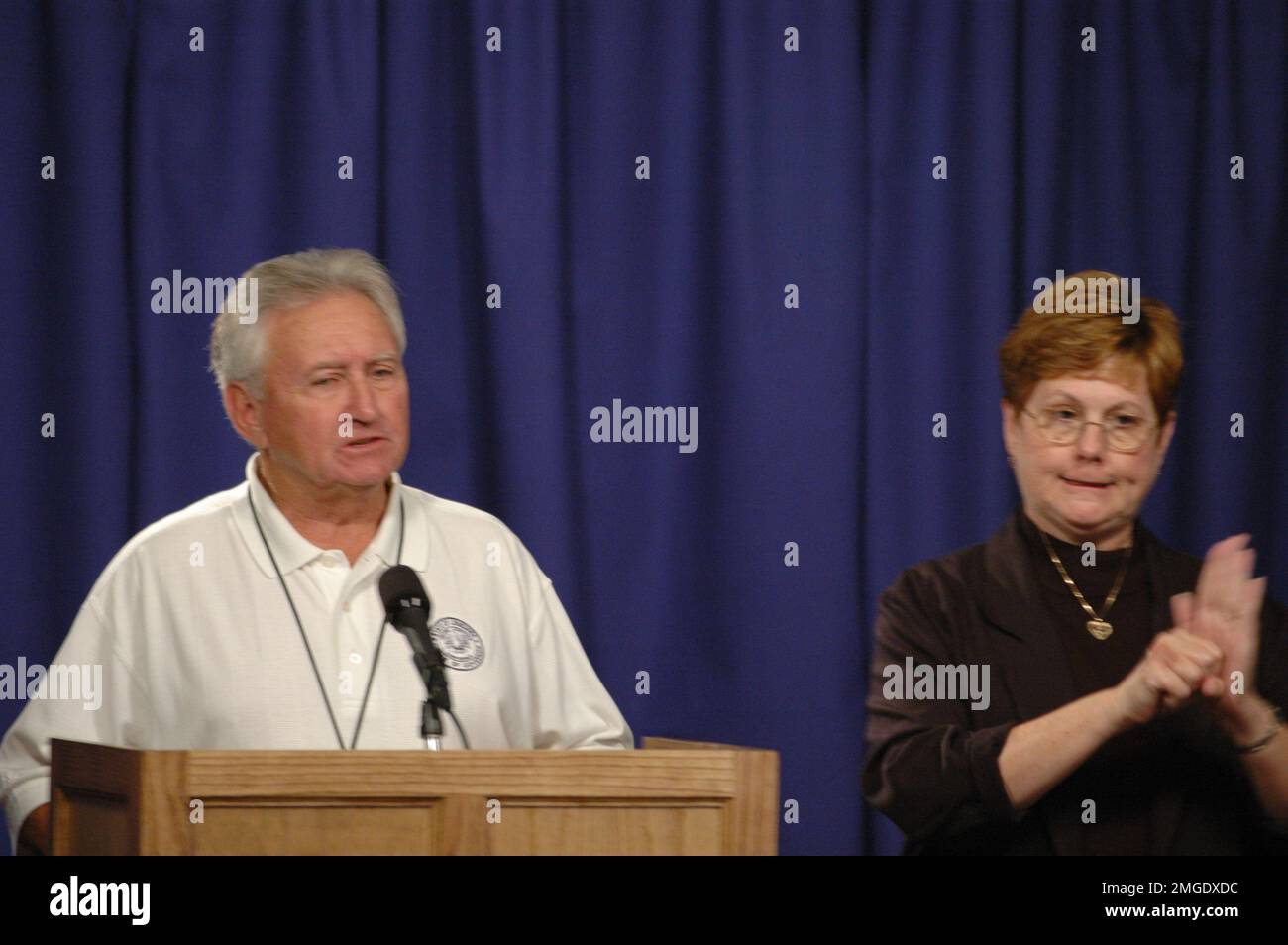 Küstenwache - Pressekonferenz - 26-HK-83-33. 930 Pressekonferenz--STAATSBEAMTER IN LA um podium2 Uhr. Hurrikan Katrina Stockfoto