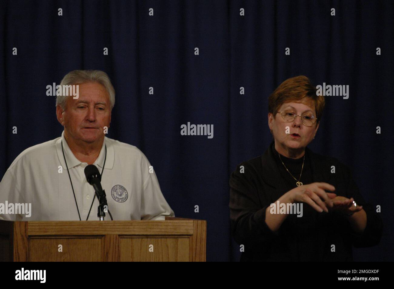 Küstenwache - Pressekonferenz - 26-HK-83-34. 930 Pressekonferenz--STAATSBEAMTER IN LA um podium3 Uhr. Hurrikan Katrina Stockfoto