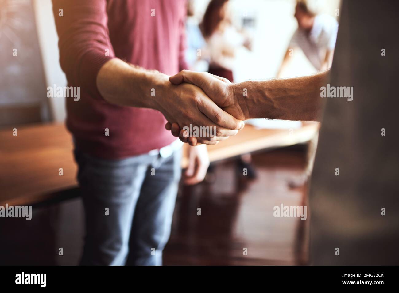 Diese Partnerschaft wird eine gute sein. Zwei unbekannte Geschäftsmänner, die sich die Hand schütteln. Stockfoto