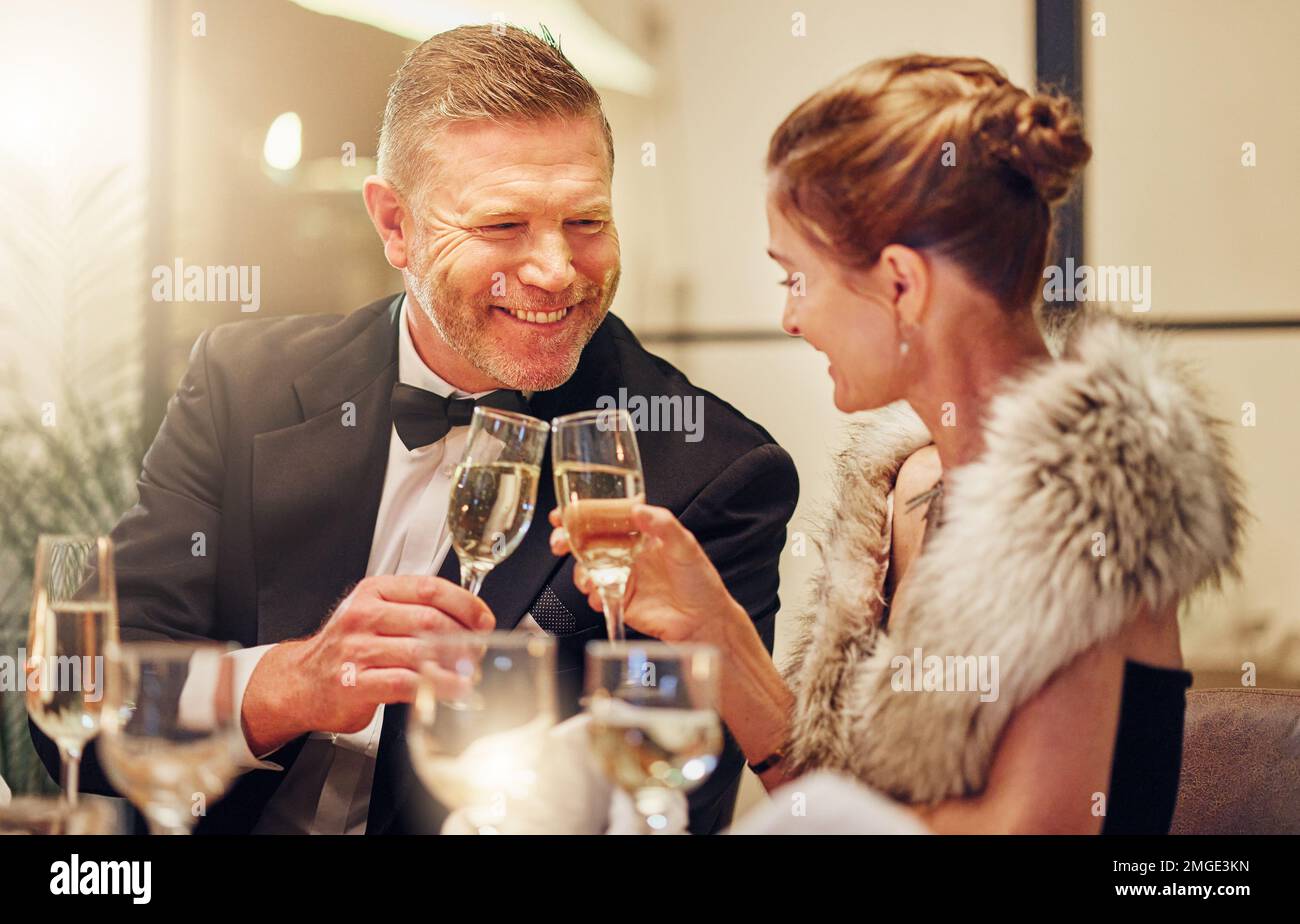 Erfolg, Toast oder ein Paar auf einer Party zur Feier von Toren, Erfolgen oder Neujahrsfeiern bei einer Luxusveranstaltung. Motivation, Lächeln oder glückliche Menschen jubeln mit Stockfoto