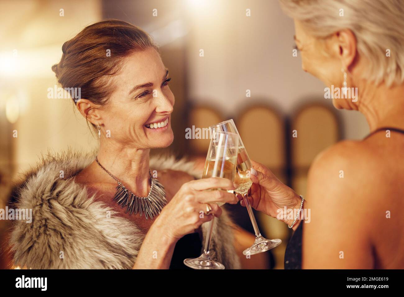 Erfolg, Frauen oder Toast auf einer Party für Tore, Sieg oder Neujahr bei einer luxuriösen gesellschaftlichen Veranstaltung. Reife, feierliche oder glückliche ältere Freunde jubeln mit Stockfoto