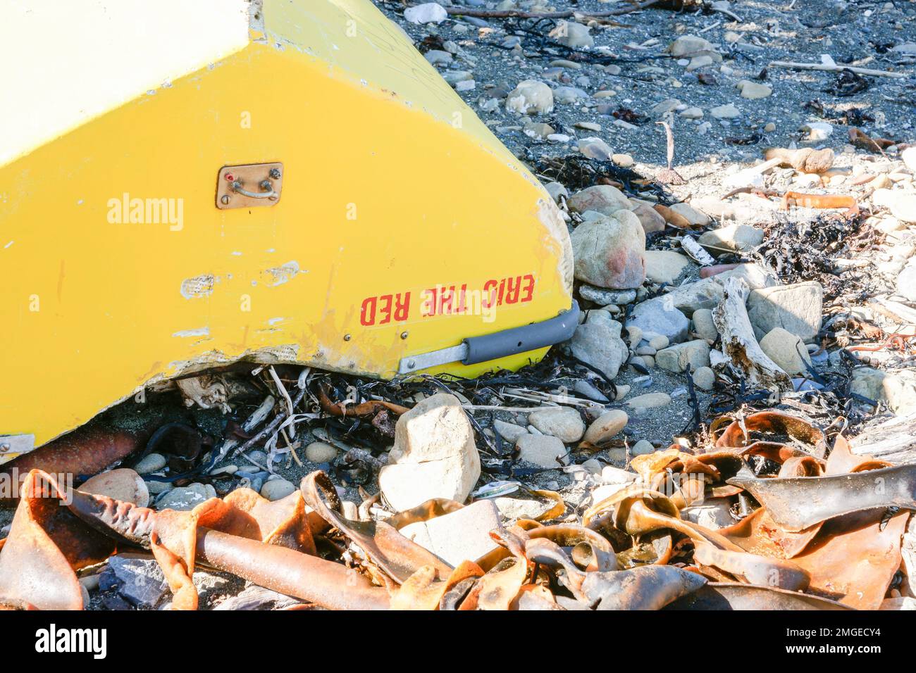 Wellington Neuseeland 2 2010. Oktober: Nahaufnahme der Insel Bay mit gelbem Schlauchboot am Steinstrand mit dem Namen Eric der Rote in roter Schrift Stockfoto