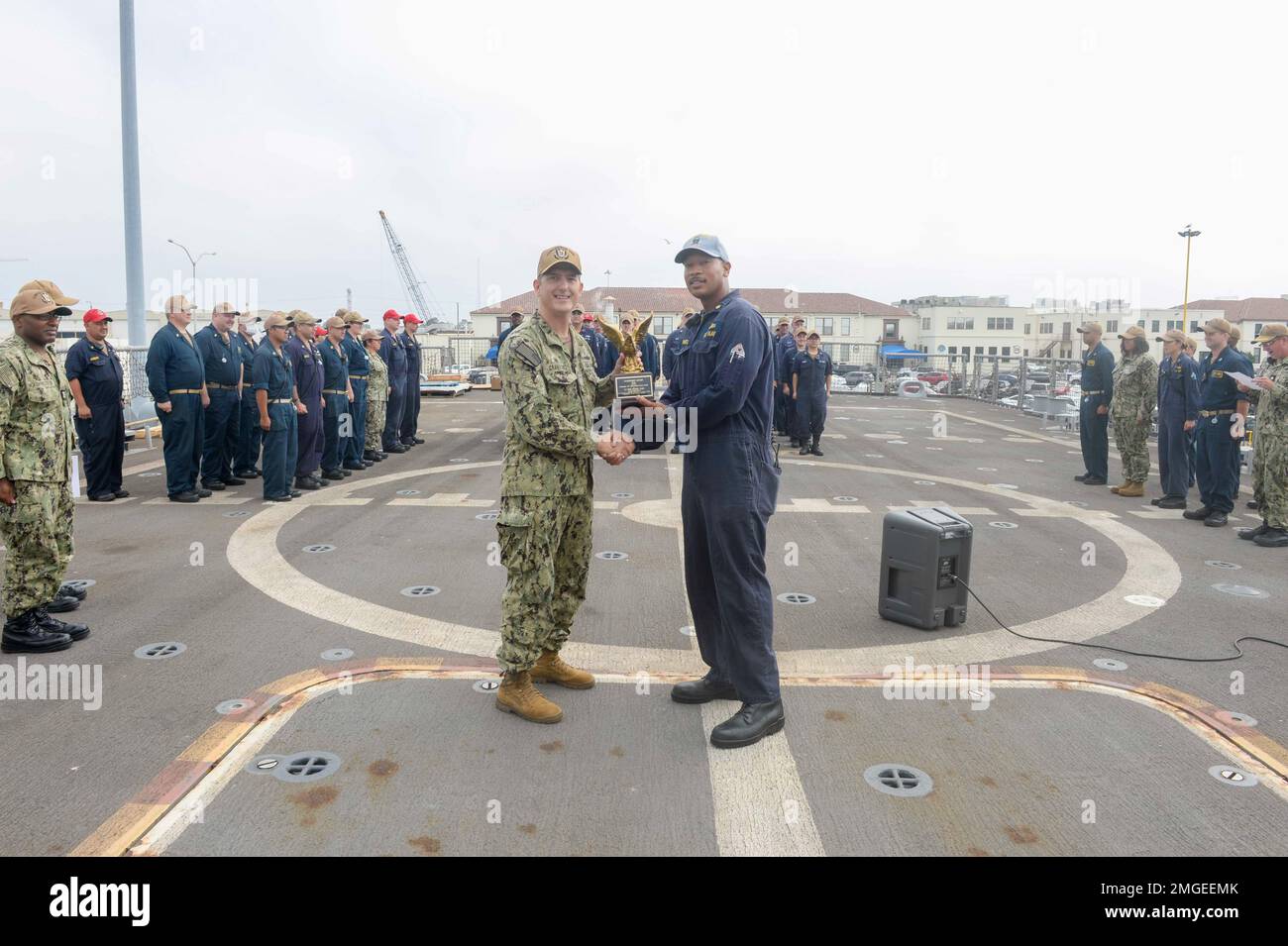220824-N-ZS023-1009 SAN DIEGO (24. August 2022) Captain Marc Crawford, Left, kommodore des Littoral-Kampfschiffs Geschwader 1 (COMLCSRON ONE), überreicht Leutnant Commander Cmdr. Imir Weise, Chefingenieur an Bord des Kampfschiffs USS Fort Worth (LCS 3) der Freiheitsvariante. LCS sind schnelle, agile, missionsorientierte Plattformen, die für den Einsatz in küstennahen Umgebungen konzipiert sind und sich gegen Bedrohungen an der Küste des 21. Jahrhunderts durchsetzen. Die LCS unterstützen weltweite Präsenz-, Seeverkehrssicherheits-, Seekontroll- und Abschreckungsmissionen. Stockfoto