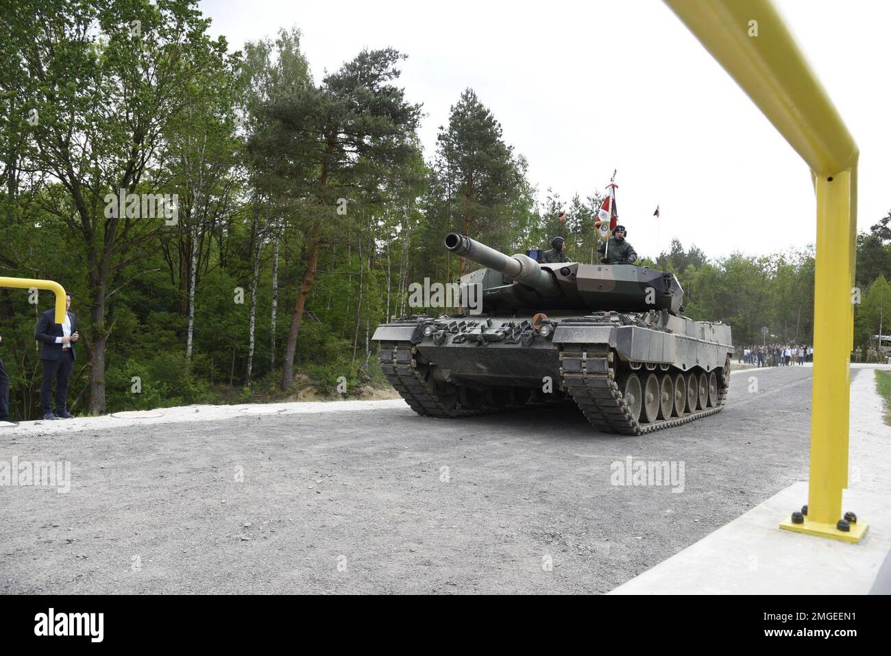 Ein polnischer Leopard-2-Panzer ist der erste, der während einer Zeremonie am 24. Mai 2022 die neu fertiggestellte Brücke über die Kwisa im Trainingsbereich Żagan Świętoszów in Polen überquert. Das Brückenprojekt ist eine von vielen Verbesserungen des Schulungsangebots in den USA Das Army Corps of Engineers hat in Polen in Partnerschaft mit der polnischen Armee, den USA, geliefert 7. Armeeausbildungskommando u. a.. Diese Projekte verbessern die Bereitschaft und Interoperabilität der US-Streitkräfte, der Gastgeberländer und der Alliierten. Stockfoto