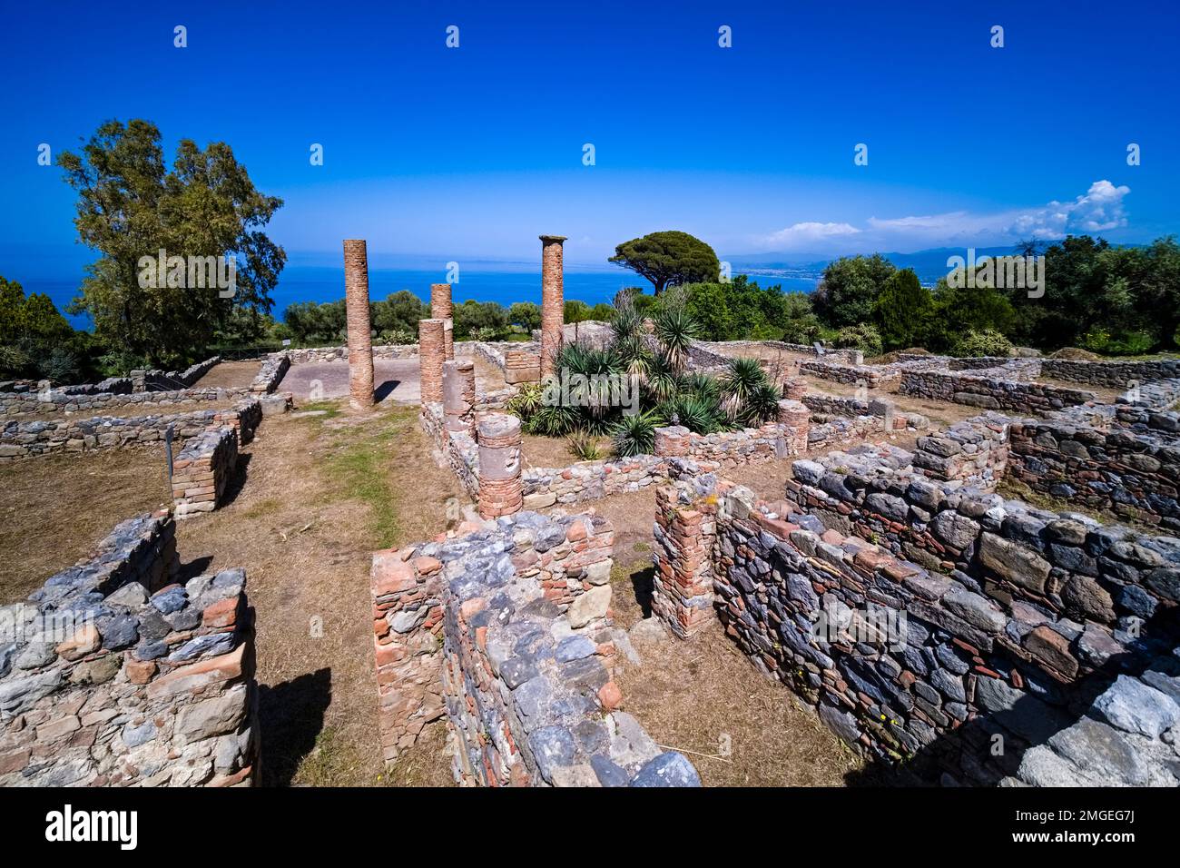 Mauern und Säulen einer ehemaligen Kathedrale, historische Überreste und Ruinen der Archäologica di Tindari. Stockfoto