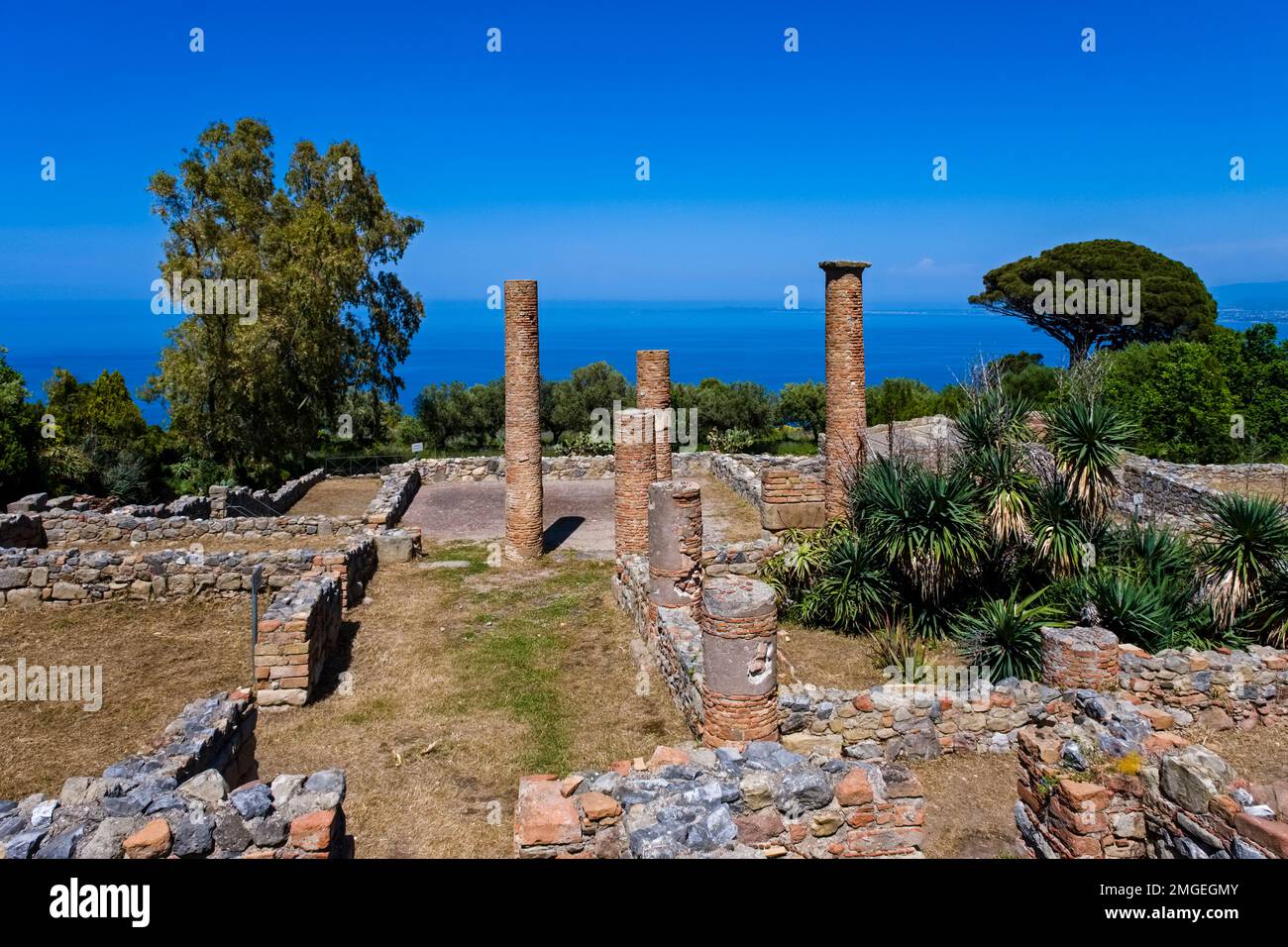 Mauern und Säulen einer ehemaligen Kathedrale, historische Überreste und Ruinen der Archäologica di Tindari. Stockfoto