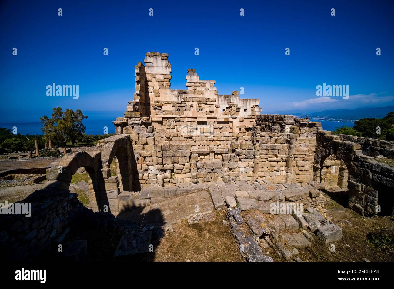 Mauern und Bögen einer ehemaligen basilika, historische Überreste und Ruinen der Archäologica di Tindari. Stockfoto