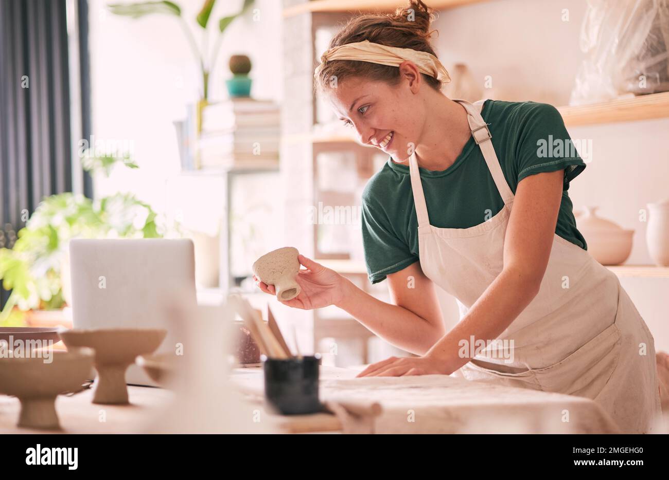 Laptop-Videoanrufe, Töpferdesign oder Frau präsentieren kreative Keramikskulpturen in einer Webinar-Präsentation. ECommerce-Kommunikation, Workshop für Künstlerstudios Stockfoto