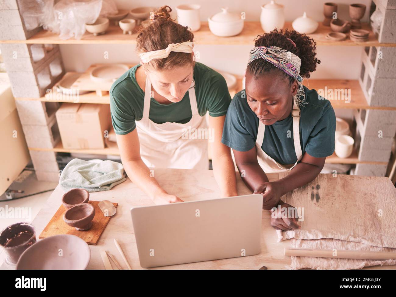 Keramikladen, Töpferei und Team mit Laptop für E-Commerce im Einzelhandel, Online-Shopping oder Skulpturenbestellung. Kreativer Workshop, Vielfalt Stockfoto