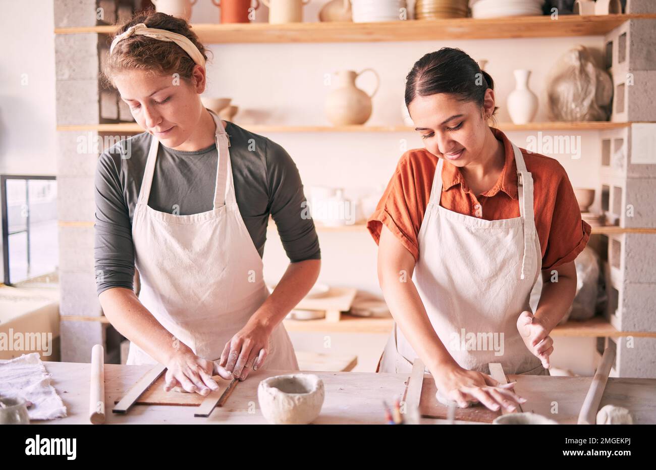 Töpferei, Kunst und Frauen im Werkstattunterricht zum Formen von Ton, Arbeiten an künstlerischen Schüsseln oder Keramik. Kreativität, Keramikherstellung oder Frauen im Studio Stockfoto