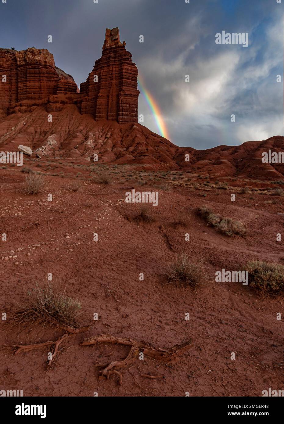 Ein Regenbogen bildet sich aus einem vorbeiziehenden Sturm, der Chimney Rocks Area, dem Capitol Reef National Park, Wayne County, Utah Stockfoto