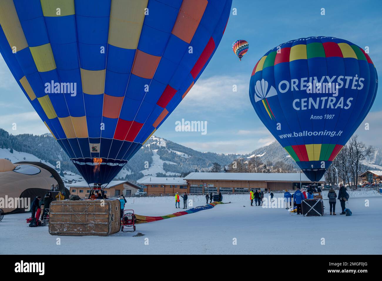 Chateau-d'Oex, Vaud, Schweiz - 23. Januar 2023: Heißluftballon. Personen, die für die Vorbereitung von Heißluftballonfahrten vor dem Flug arbeiten. Stockfoto