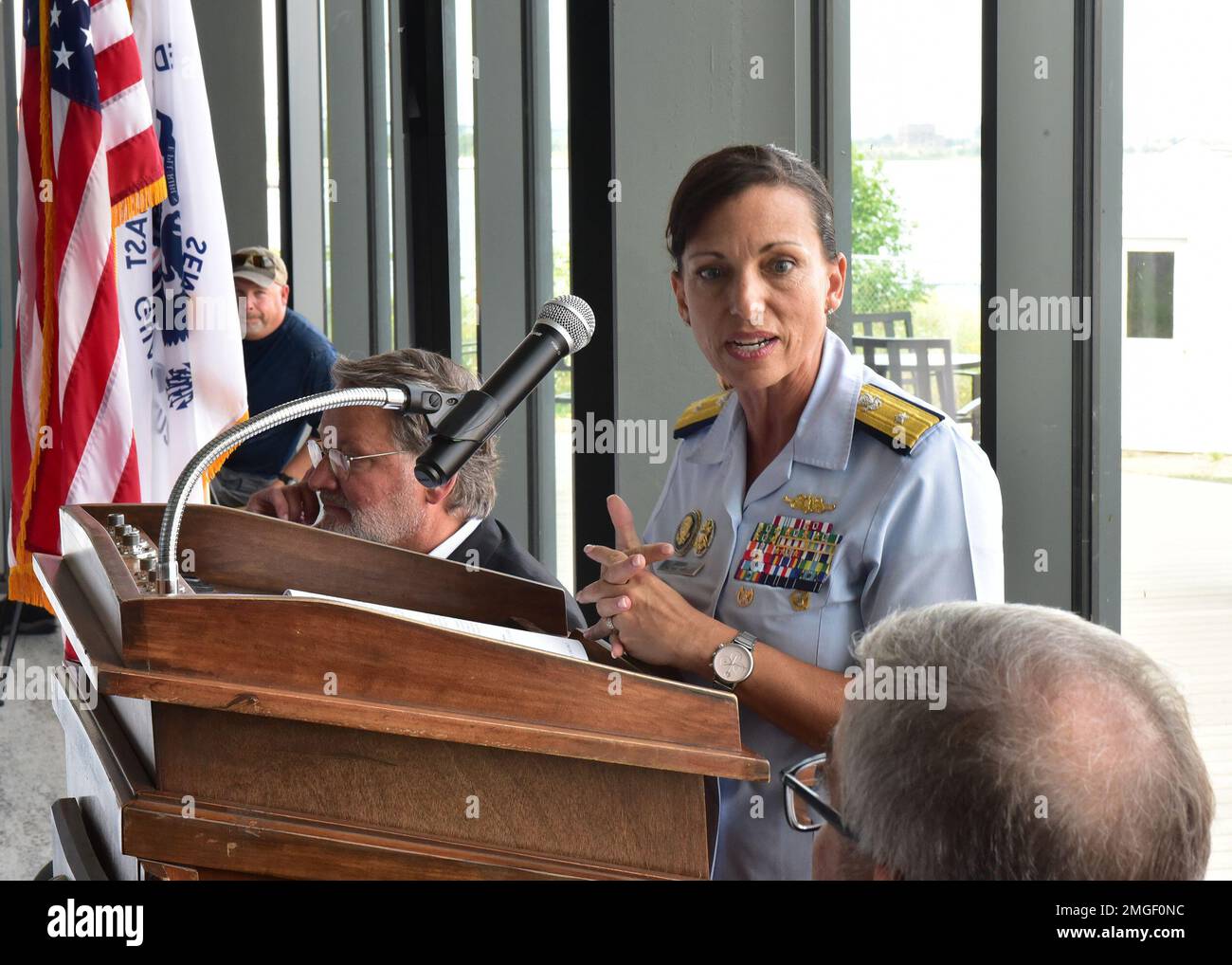 Jo-Ann Burdian, stellvertretender Befehlshaber für Reaktionspolitik, spricht über den Zweck des neuen Great Lakes Center of Expertise der Küstenwache an der Lake Superior State University am 24. August 2022. Das Zentrum, das Süßwasserölverschmutzungen untersuchen und bei der Entwicklung effektiver Gegenmaßnahmen helfen wird, hat seinen Hauptsitz in Sault Ste. Marie mit einem zusätzlichen Büro in Ann Arbor. USA Foto der Küstenwache von Chief Petty Officer John Masson. Stockfoto