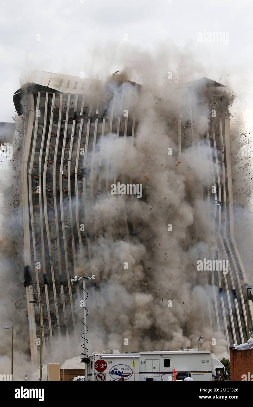 The 21-story Dominion Energy office building is imploded on Saturday May 30, 2020, in Richmond, Va. The office tower completed in 1978 has been vacant since last fall when the company moved employees into a new office building (AP Photo/Steve Helber) Stockfoto