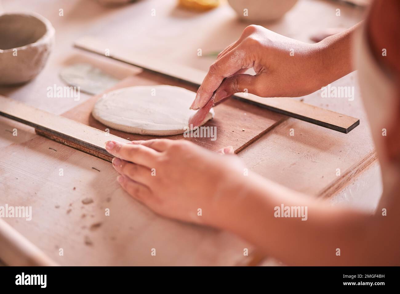 Keramik, Töpferei und Design mit Frauenhand im Werkstattstudio für Schimmel, Kreativität und Kunst. Ton, Skulptur und Produktion mit Kunsthandwerkerin Stockfoto