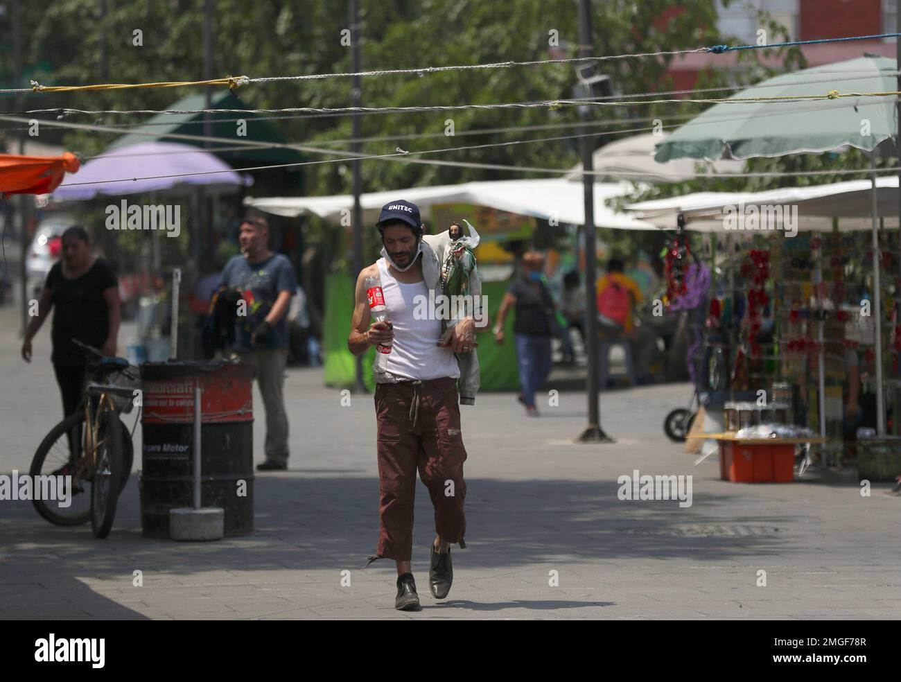 A man holds an image of Saint Jude Thaddeus, patron saint of desperate and lost causes, outside a church that is temporarily closed due to the COVID-19 pandemic, in Mexico City, Thursday, May 28, 2020. (AP Photo/Fernando Llano) Stockfoto