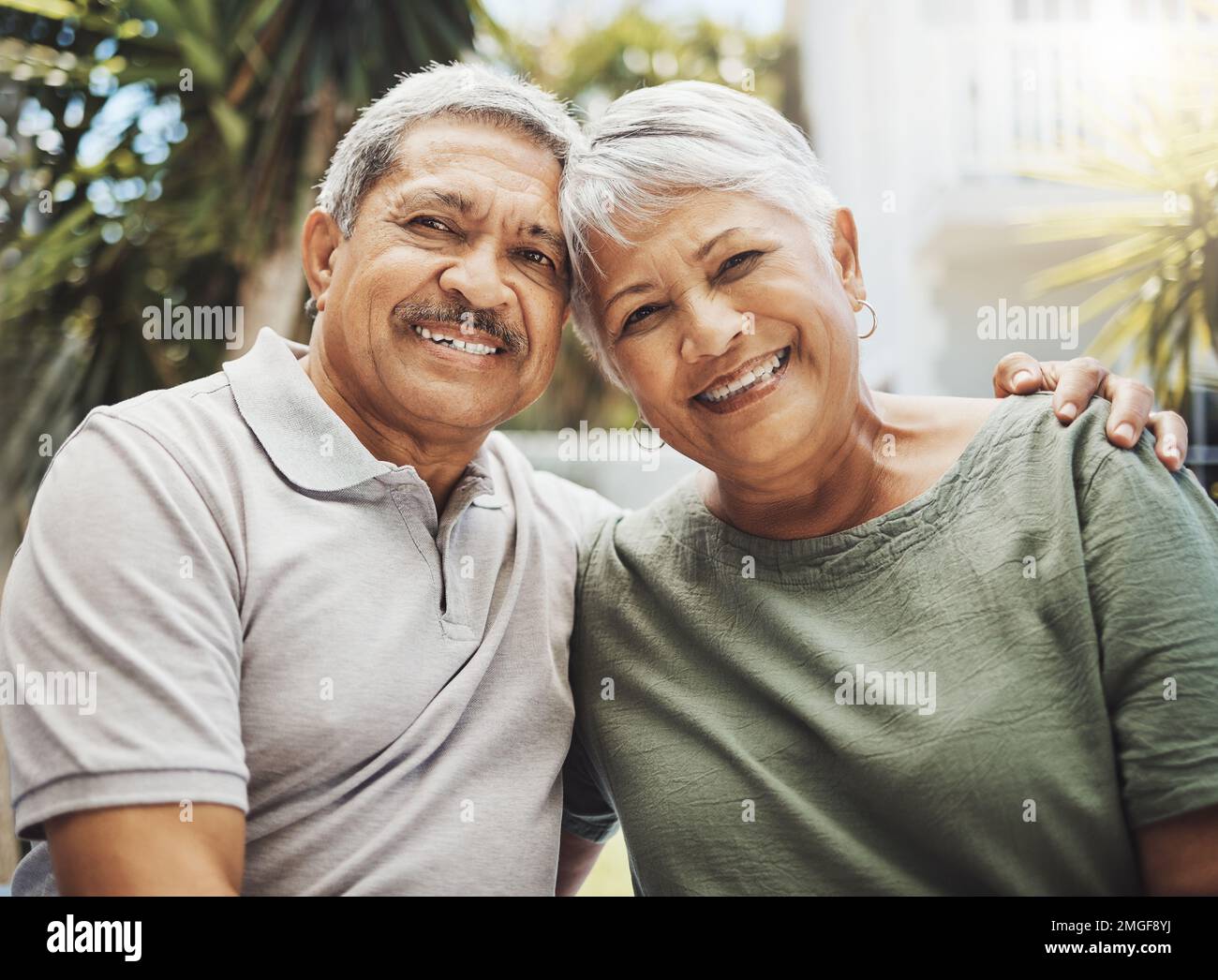Ältere afrikanische Paare, lächeln Porträt und Umarmung für Liebe, Unterstützung und Fürsorge in Beziehung umarmen, Bindung oder Glück draußen. Romantik, glückliche Ehe Stockfoto