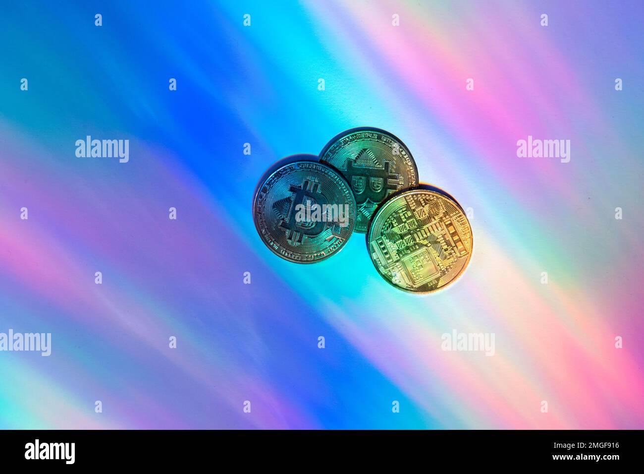 Bitcoin-Goldmünze auf holographischem Hintergrund. Virtuelles Kryptowährungskonzept Stockfoto