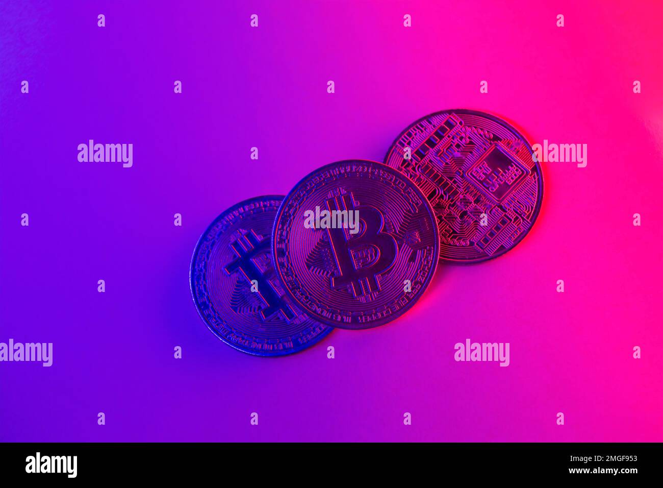 Bitcoin-Goldmünze auf neonfarbenem Hintergrund. Virtuelles Kryptowährungskonzept Stockfoto