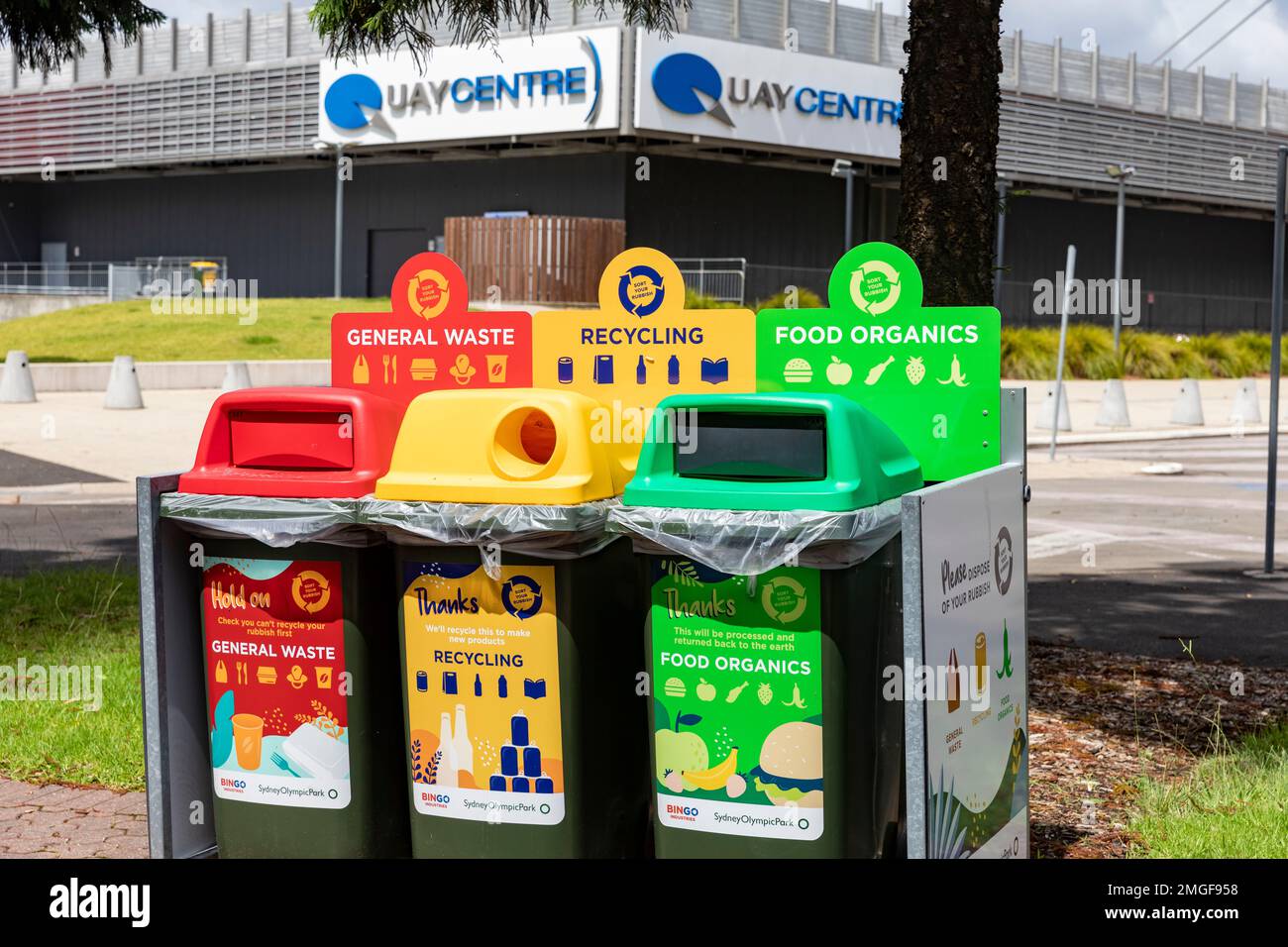 Recyclingbehälter, Sydney Olympic Park, Recycling von organischen Lebensmitteln, Recycling von Glas und Dosen und Abfallbehälter für allgemeine Zwecke, Australien Stockfoto
