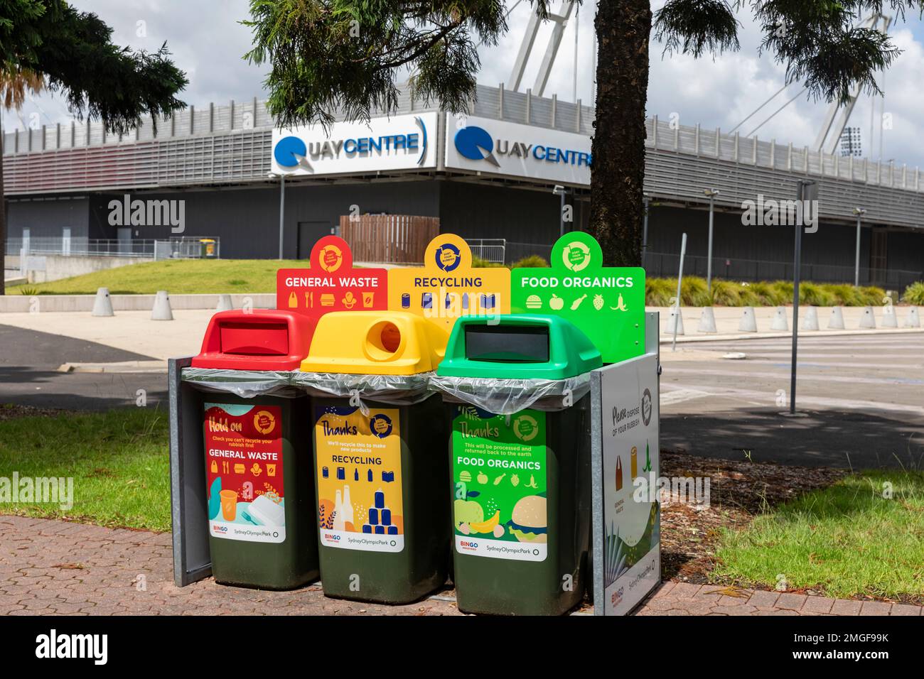 Recyclingbehälter, Sydney Olympic Park, Recycling von organischen Lebensmitteln, Recycling von Glas und Dosen und Abfallbehälter für allgemeine Zwecke, Australien Stockfoto