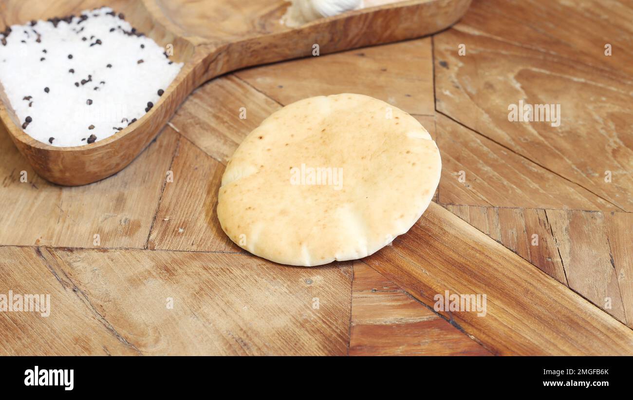 Pita-Brot ist eine Art weiches, leicht fermentiertes Fladenbrot aus Weizenmehl, das im Mittelmeerraum, insbesondere im Nahen Osten, gegessen wird Stockfoto