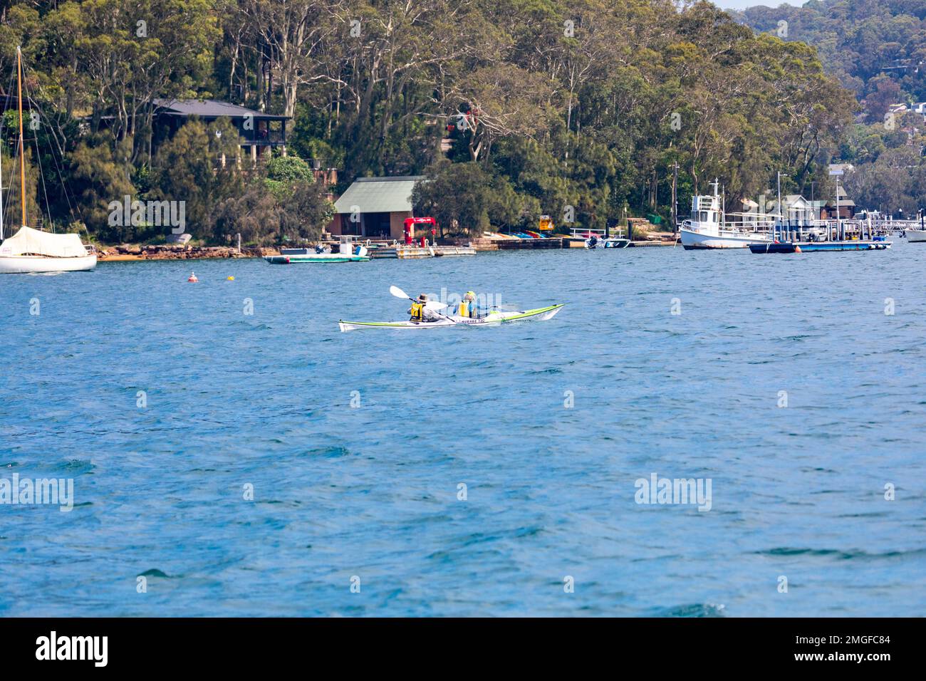 Pittwater Sydney Küste von Scotland Island in Sydney, Tandem-Kajak-Paddler entlang der Inselküste, Sydney, NSW, Australien Stockfoto