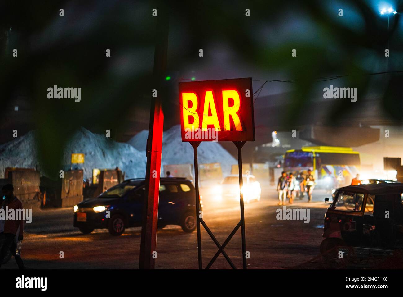 Rote Schildertafel mit Barbeleuchtung, Neonschild für eine Bar, Neonschild für Bar, Neonschild FÜR BAR beleuchtet nachts die Tür eines Getränkebereichs, ein Ort Stockfoto