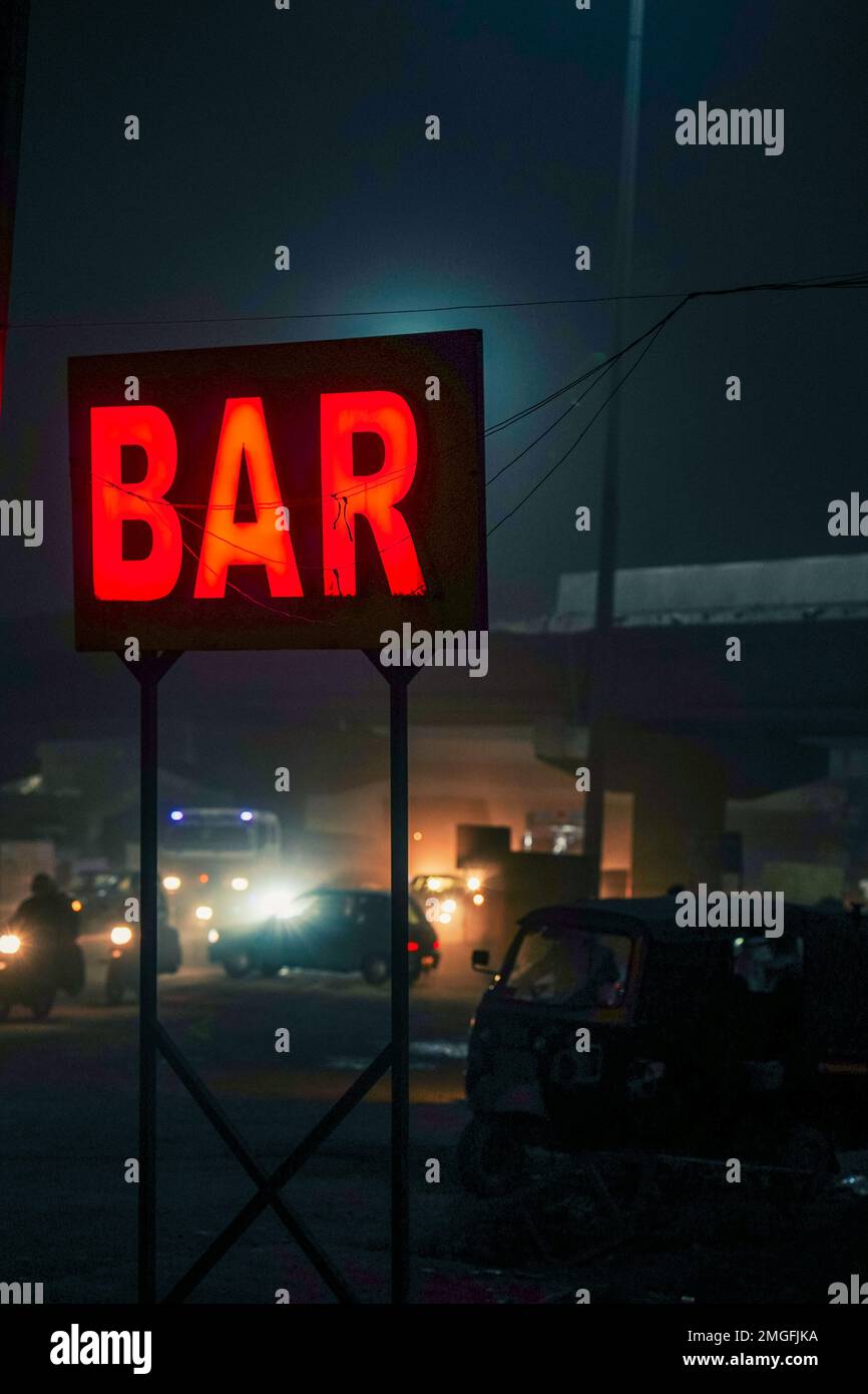 Rote Schildertafel mit Barbeleuchtung, Neonschild für eine Bar, Neonschild für Bar, Neonschild FÜR BAR beleuchtet nachts die Tür eines Getränkebereichs, ein Ort Stockfoto