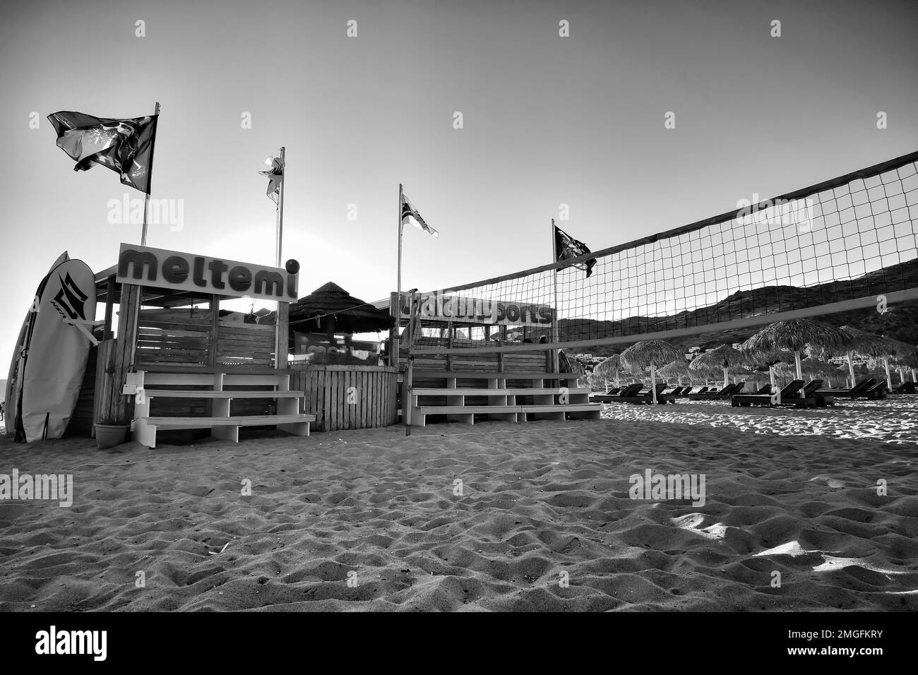 IOS, Griechenland - 3. Juni 2021 : Blick auf ein Wassersportzentrum am wunderschönen Mylopotas-Strand in iOS Greece und einen Beach-Volleyballplatz Stockfoto