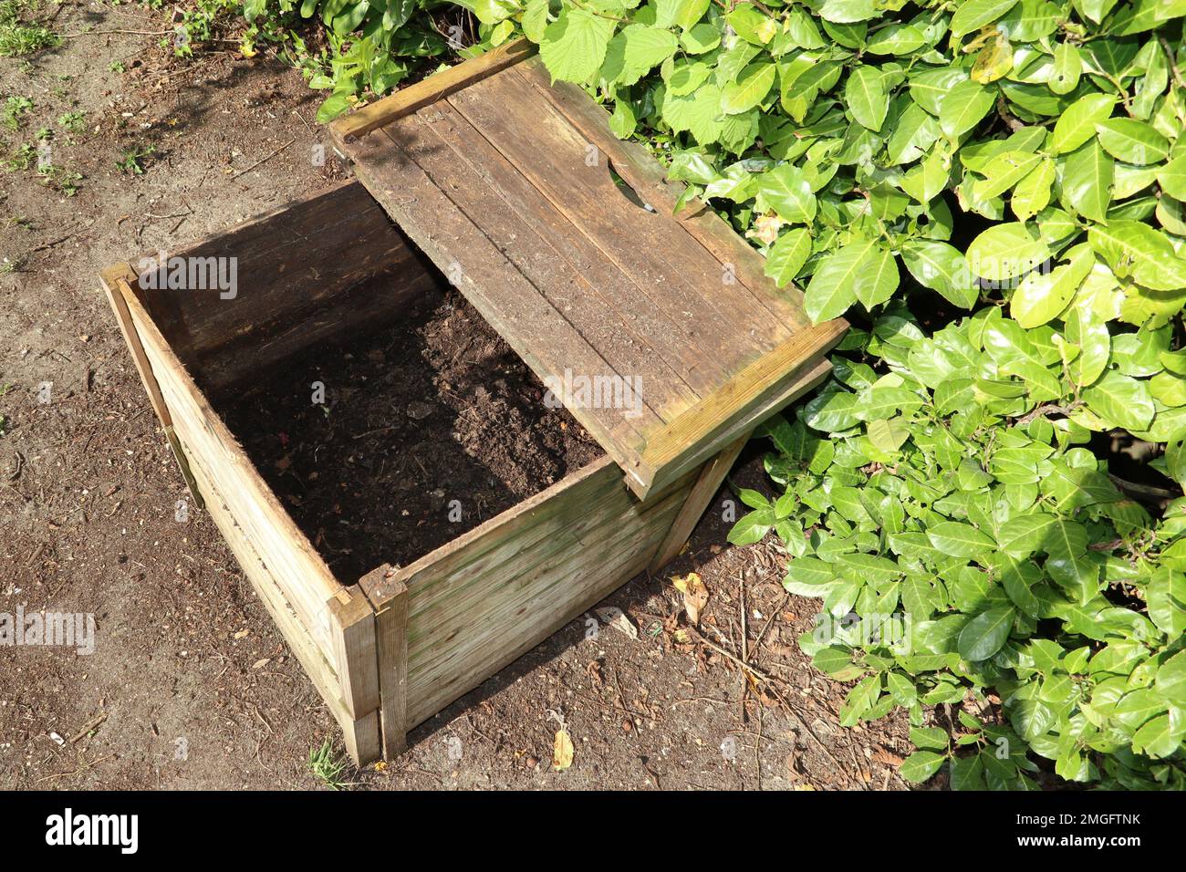 Fertige Kompost Haufen in Holzkiste Stockfoto