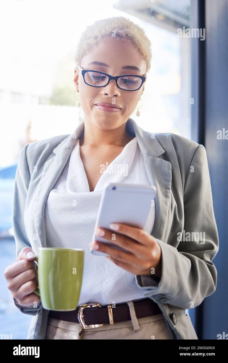 Business, Kaffee und schwarze Frau mit Smartphone, Fintech und Tippen für soziale Medien, Kommunikation und Büro. Jamaikanerin, Mitarbeiterin Stockfoto