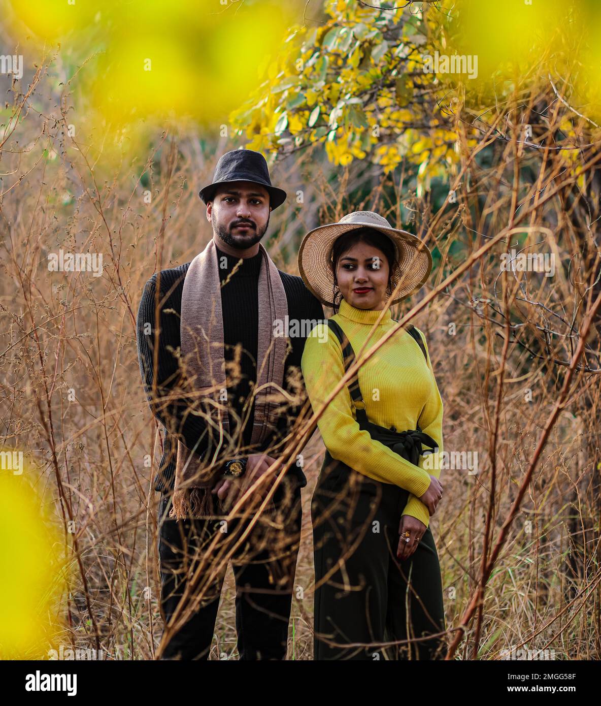 Vor der Hochzeit wurde ein indianisches Paar auf dem Weg der Natur in Delhi, Indien, gedreht. Romantisches Paar Shoot. Braut und Bräutigam im natürlichen Wald mit Bäumen. Stockfoto
