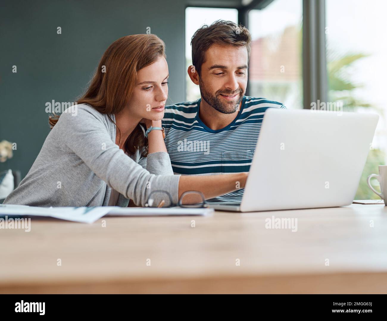 Das gefällt mir. Ein liebevolles junges Paar, das an seinem Haushaltsbudget arbeitet. Stockfoto