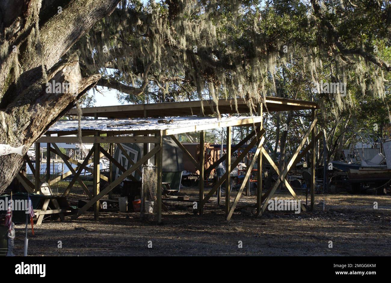 AIDS to Navigation Team - Dulac, Louisiana - 26-HK-343-2. Hurrikan Katrina Stockfoto